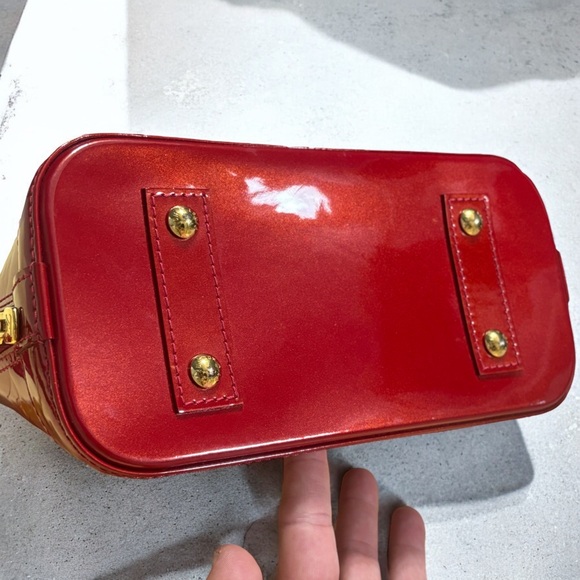 Red Vernis Louis Vuitton Alma BB - Picture 5 of 16